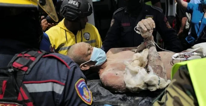Pai e filho resgatados vivos de escombros dias após terremoto na Venezuela; equipes internacionais celebram feito