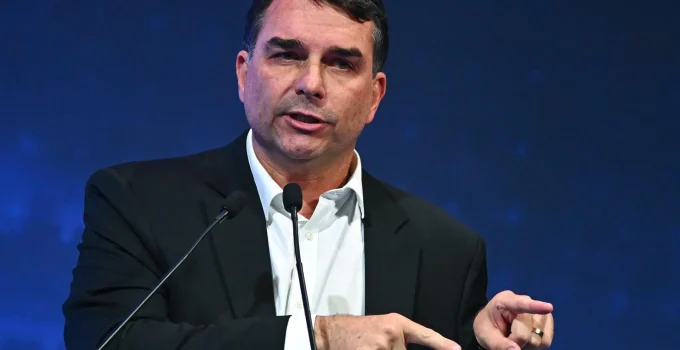 Moraes dá 15 dias para PGR se manifestar sobre inquérito de calúnia de Flávio Bolsonaro contra Lula