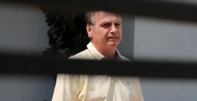 Justiça estima progressão de pena para regime semiaberto de Bolsonaro apenas em 2033; aliado prevê prisão domiciliar em meses
