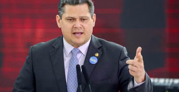 Alcolumbre articula no Senado para destravar PEC da redução da jornada de trabalho