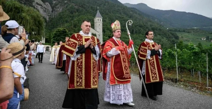 Vaticano decreta excomunhão de bispos lefebvrianos após consagrações sem mandato papal