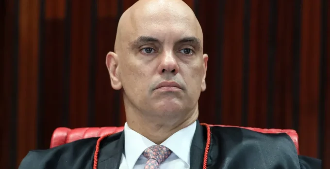 Moraes prorroga prisão domiciliar humanitária de Bolsonaro e exige entrega de 10 armas