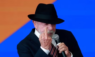 Lula exibe dedo do meio em evento oficial e diz que 'pobre gosta de coisa boa'