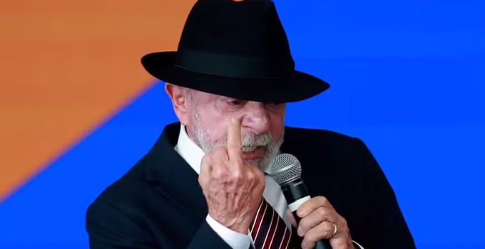Lula exibe dedo do meio em evento oficial e diz que 'pobre gosta de coisa boa'
