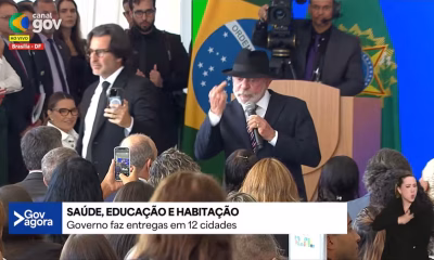 Lula exibe dedo do meio em evento no Planalto: 'Aqui para eles'