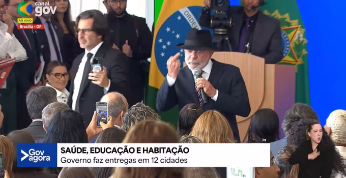 Lula exibe dedo do meio em evento no Planalto: 'Aqui para eles'