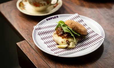 Duplex: Novo espaço no Centro de BH oferece brunch o dia todo e programação cultural