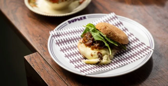 Duplex: Novo espaço no Centro de BH oferece brunch o dia todo e programação cultural