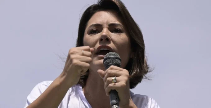 Michelle Bolsonaro defende elogio a política de Lula para surdos e diz que pauta está 'acima de ideologia'