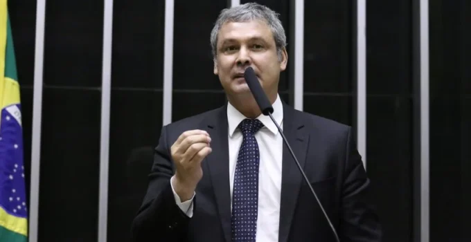 Líder do PT acusa relator na Câmara de se achar STF e defender Zambelli em caso de perda de mandato