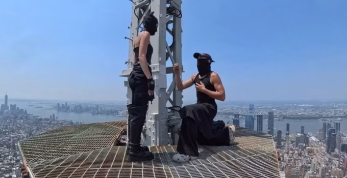 Casal 'influencer' desafia segurança do Empire State Building e escala arranha-céu de Nova York