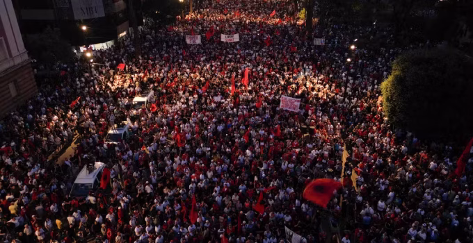 Protestos massivos na Albânia contra projeto hoteleiro ligado à família Trump ganham força