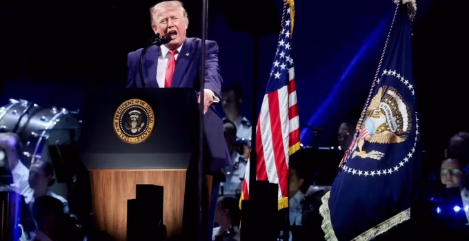 Trump exalta EUA como 'luz e esperança' global e alerta contra 'comunistas' em discurso de 4 de Julho