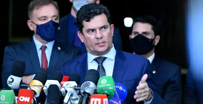Moro cobra aplicação da Lei da Dosimetria após visitar Filipe Martins e critica "limbo" judicial