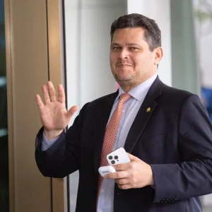 Governistas em Risco: Davi Alcolumbre Acende Sinal Vermelho na PEC 6x1 e Gera Divisões na Base do Planalto