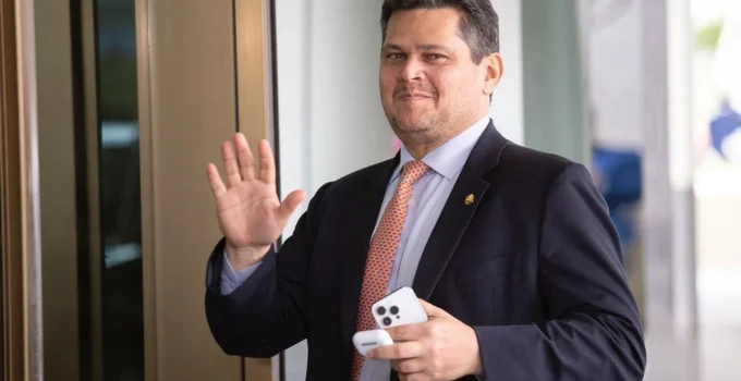 Governistas em Risco: Davi Alcolumbre Acende Sinal Vermelho na PEC 6x1 e Gera Divisões na Base do Planalto