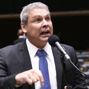 Lindbergh Farias rebate Nikolas Ferreira e acusa bolsonarista de oportunismo após derrota do Brasil na Copa