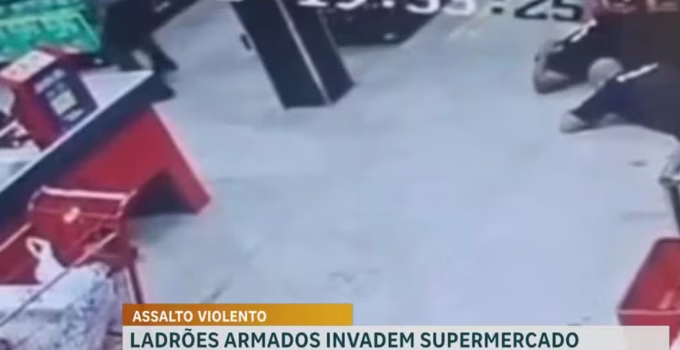 Moradora é assaltada por dupla de moto ao sair de padaria no bairro Jaraguá, em BH