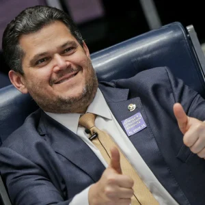 Alcolumbre sinaliza trégua e busca reaproximação com governo Lula no Senado