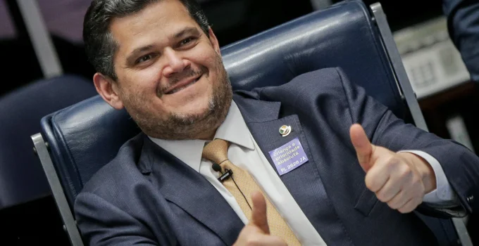 Alcolumbre sinaliza trégua e busca reaproximação com governo Lula no Senado