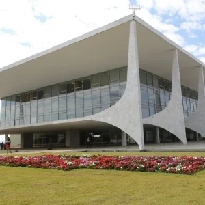 Governo Federal gasta milhões em cursos e viagens internacionais para servidores do Planalto