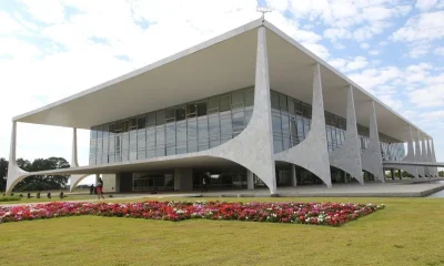 Governo Federal gasta milhões em cursos e viagens internacionais para servidores do Planalto