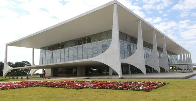 Governo Federal gasta milhões em cursos e viagens internacionais para servidores do Planalto