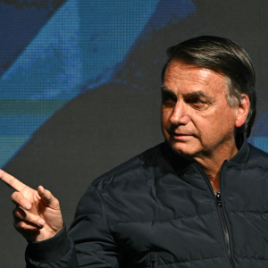 Polícia Federal cumpre mandado de busca e apreensão na casa de Bolsonaro em Brasília