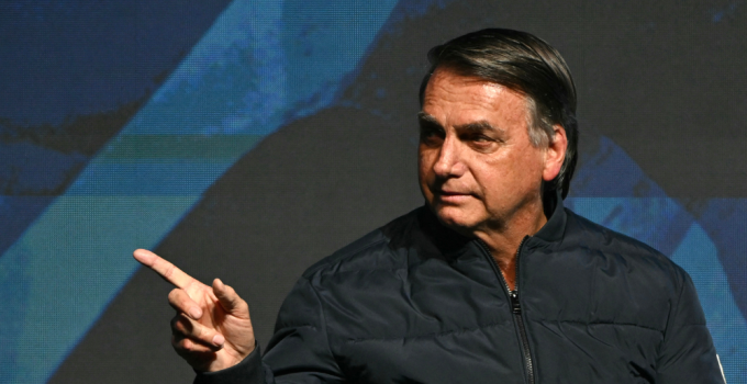 Polícia Federal cumpre mandado de busca e apreensão na casa de Bolsonaro em Brasília