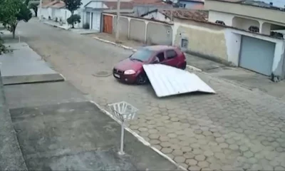 Carro desgovernado em marcha a ré destrói muro e invade casa em Taiobeiras, Norte de Minas