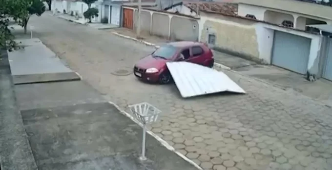 Carro desgovernado em marcha a ré destrói muro e invade casa em Taiobeiras, Norte de Minas