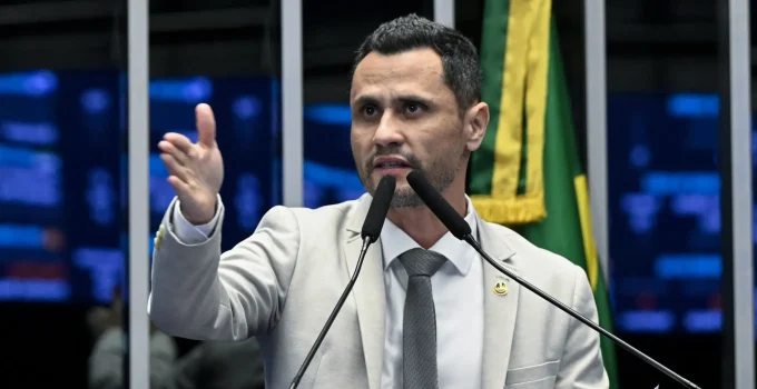 Republicanos cravam Cleitinho Azevedo para o governo de MG, desafiando acordo com PL