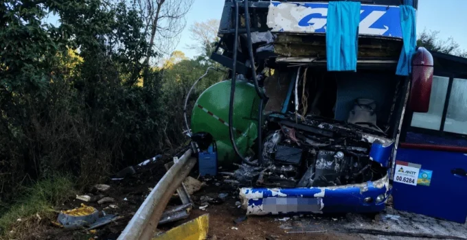 Tragédia no Sul de Minas: Ônibus de romeiros para Aparecida tomba e deixa duas mortes na MGC-267