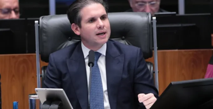 Hugo Motta critica Dino por bloqueio de R$ 119 milhões de Valdemar Costa Neto e fala em 'intervenção judicial'