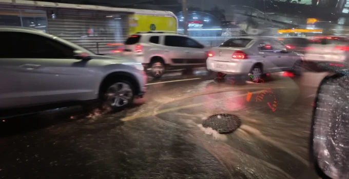 Chuva em Belo Horizonte: Avenida Cristiano Machado alaga e bueiro transborda em vídeo impactante