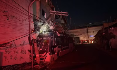 Ônibus com falha mecânica atinge poste e deixa três passageiras feridas em Belo Horizonte; energia é afetada