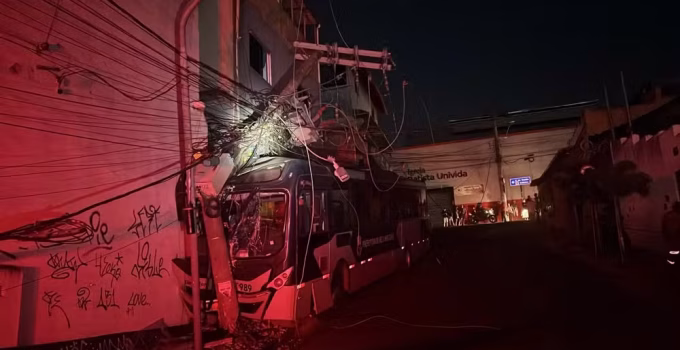 Ônibus com falha mecânica atinge poste e deixa três passageiras feridas em Belo Horizonte; energia é afetada