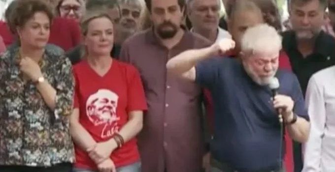 Lula na prisão: acesso liberado a políticos e cartas, contraste com Bolsonaro