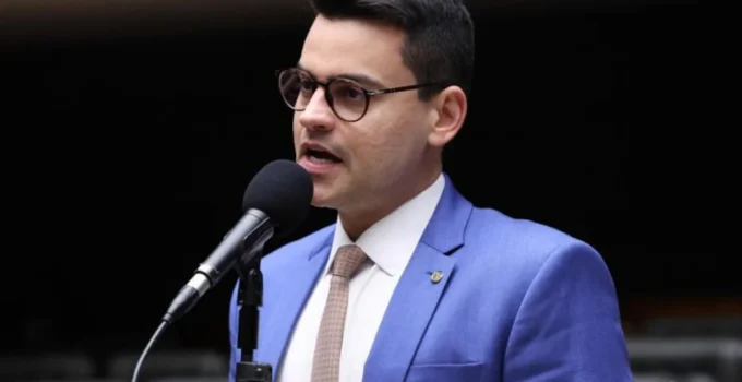 Deputado recua de pedido de R$ 1,2 milhão para evento com show de sócio após polêmica