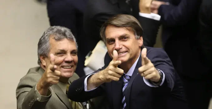 Câmara aprova projeto que pode dificultar regime de condenados foragidos; aliados de Bolsonaro são citados