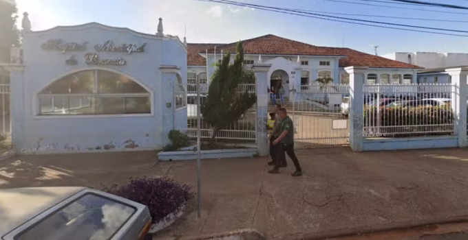 Homem cola olho acidentalmente em MG e confunde álcool com água em novo susto