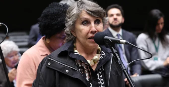 Deputada do PT destina R$ 28,3 milhões em emendas para ONGs e cultura, mas ignora saúde pública do DF