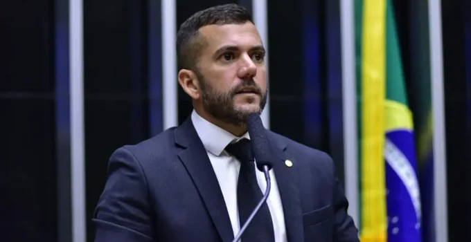 Carlos Jordy aciona STF e pede que Flávio Dino investigue emendas de Lindbergh Farias para o Paraná