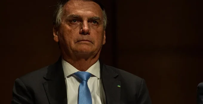 Moraes suspende visitas a Bolsonaro por 30 dias e veta manifestações político-eleitorais