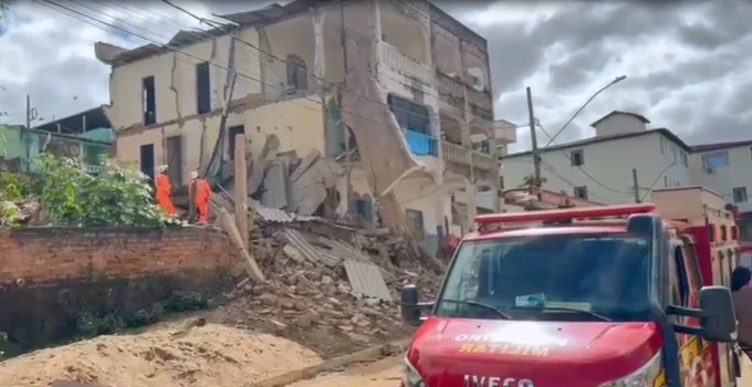 Prédio Desaba Parcialmente em Governador Valadares e Deixa Três Feridos; Cães Farejadores Auxiliam em Buscas