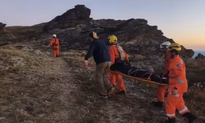 Mulher de 52 anos é resgatada de helicóptero após fraturar pé em trilha no Pico do Itacolomi, em Minas