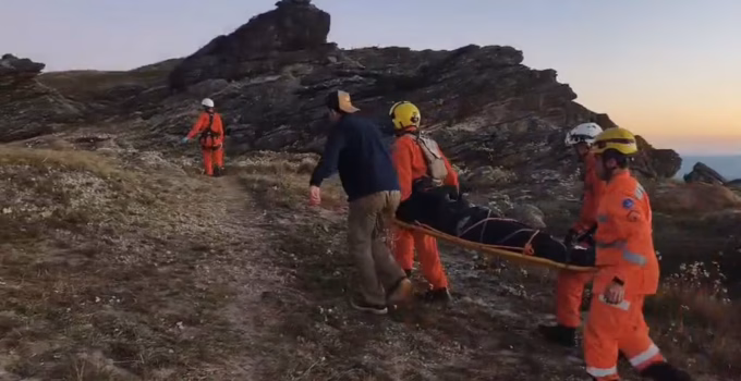 Mulher de 52 anos é resgatada de helicóptero após fraturar pé em trilha no Pico do Itacolomi, em Minas