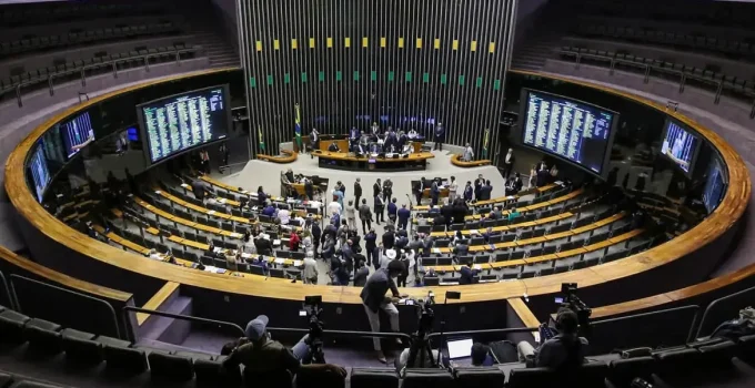 Oposição mira decretos de Lula sobre big techs em agosto para derrubá-los