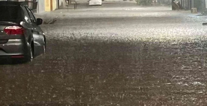 Temporal causa alagamentos em cidade da Grande BH; Defesa Civil emite alerta para mais chuvas