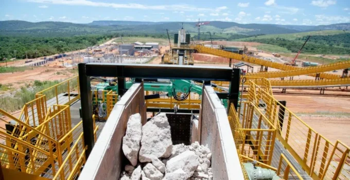 Sigma Lithium em Negociação com Governo de Minas para Reverter Embargo em Operações do Vale do Jequitinhonha